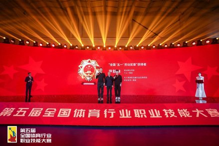 泛黄的纸张微干的墨迹