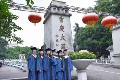盛夏彷徨落幕,玫瑰随风盛开。